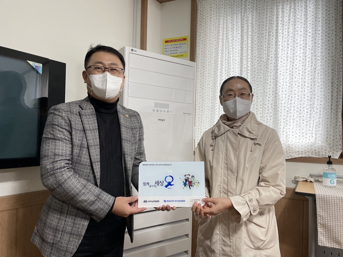 굿네이버스 전북지역본부(본부장 김경환)는 전라북도청소년상담복지센터(센터장 정경아)에게 전라북도 내 위기청소년을 위한 냉·난방기 전달식을 진행했다고 22일(월) 밝혔다. 사진은 전라북도 청소년상담복지센터에서 냉·난방기 지원 현판을 전달하는 모습. (사진제공=굿네이버스전북지역본부)