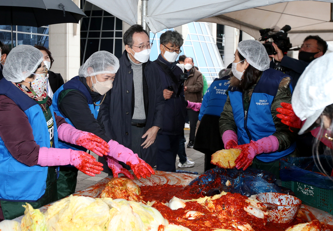 송하진 전북도지사는 22일 전북도청 다목적광장에서 열린 제3회 통일김치 김장담그기 및 나눔행사에 참석한 이북도민과 하나민(북한이탈주민) 등 참석자들을 격려하고 있다. (사진=전북도청)