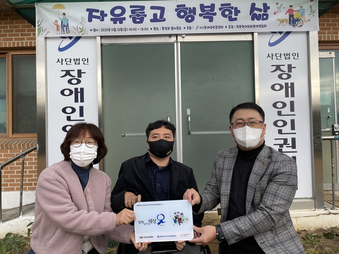 굿네이버스 전북지역본부(본부장 김경환)는 현대자동치㈜ 전주공장(공장장 문정훈)과 함께 전라북도 내 취약계층의 안전한 주거환경 조성을 돕는 해피 하우스 사업을 진행했다고 23일(화) 밝혔다.(사진제공=굿네이버스 전북지역본부)