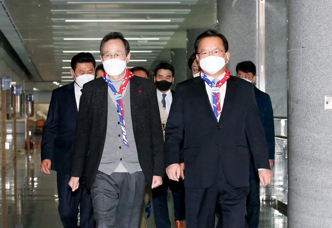 김부겸 국무총리 주재로 23일 전북도청 대회의실에서 열린 2023 새만금 세계스카우트잼버리 제1차 정부지원위원회에 김부겸 총리와 송하진 도지사를 비롯한 위원들이 새만금 세계잼버리의 성공적 개최를 위한 분야별 정부지원 방안 등을 심의․확정하고 행사 준비상황을 점검하고 있다. (사진=전북도청)