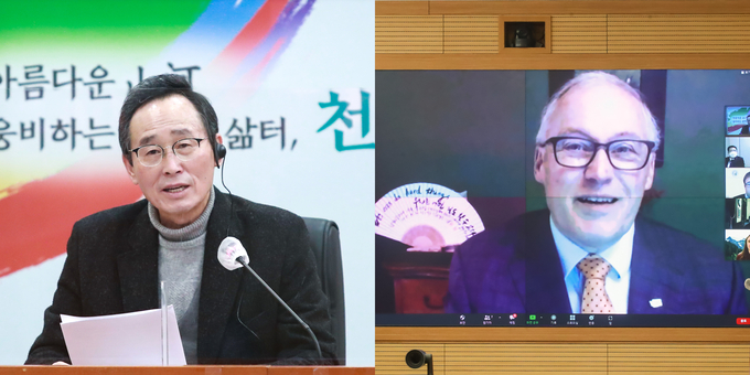 전라북도와 미국 워싱턴주 우호협력 체결 25주년 기념 지사간 화상간담이 23일 도청 영상회의실에서 열린 가운데 송하진도지사와 인슬리 워싱턴주 주지사가 간담회를 갖고 있다. (사진=전북도청)