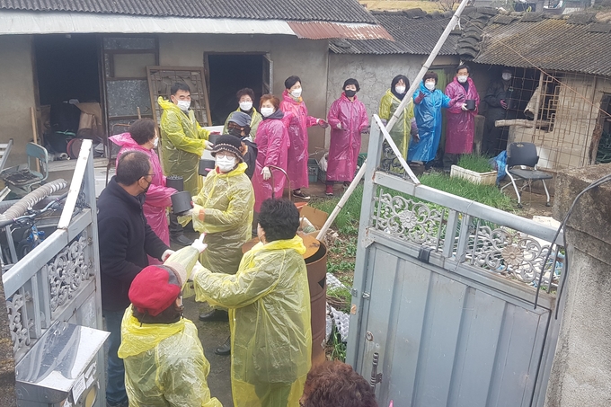 사진=자유총연맹김제시지회 사랑의연탄나눔 봉사활동
