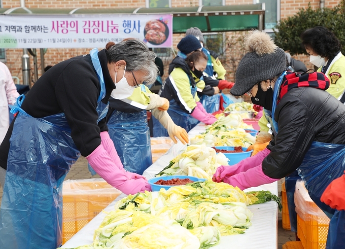 정읍시북부노인복지관, 겨울철 김장김치로 나누는 온정(사진=정읍시청)