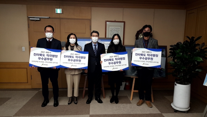 사진=전북도, 올해를 빛낸 적극행정 우수공무원 6인 선정