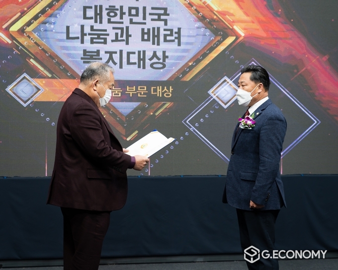  '제3회 나눔과 배려 복지대상' 복지나눔부문 대상을 수상하는 이대주의원