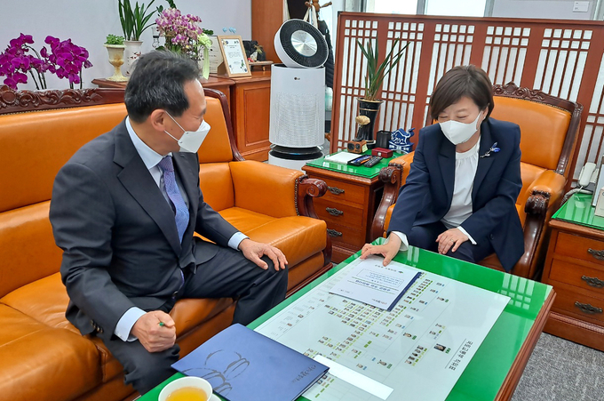 국가예산확보 쾌거, 황숙주 순창군수 국가예산확보 국회 국토교통위원장 진선미 의원(사진=순창군청)