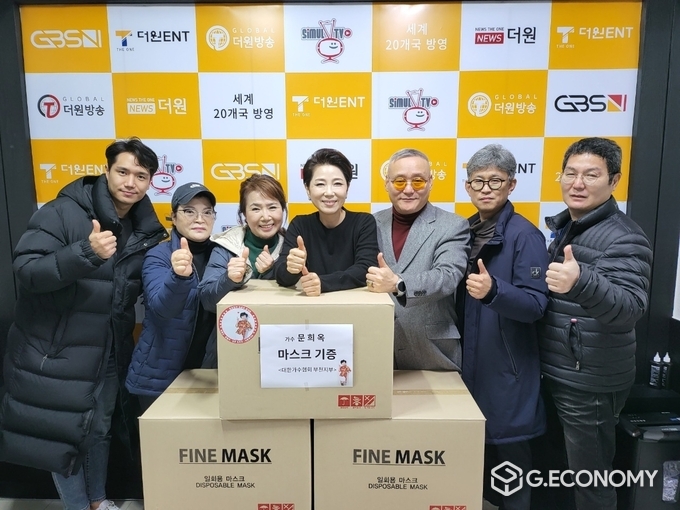글로벌더원방송 포토존에서 가수 강훈, (사)대한가요작가협회 부천지부장 조아진, 깔깔깔봉사단 사무국장 조정순, 가수 문희옥, 더원방송·더원ent 이해용 대표, 김성철 본부장, 강승우 실장(사진제공: 뉴스더원)