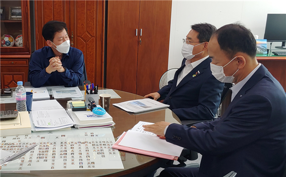 사진=여수시장이 지난 5월 31일 기획재정부를 방문해 최상대 예산실장에게 내년도 지역현안 국고건의사업을 설명하고 있다.