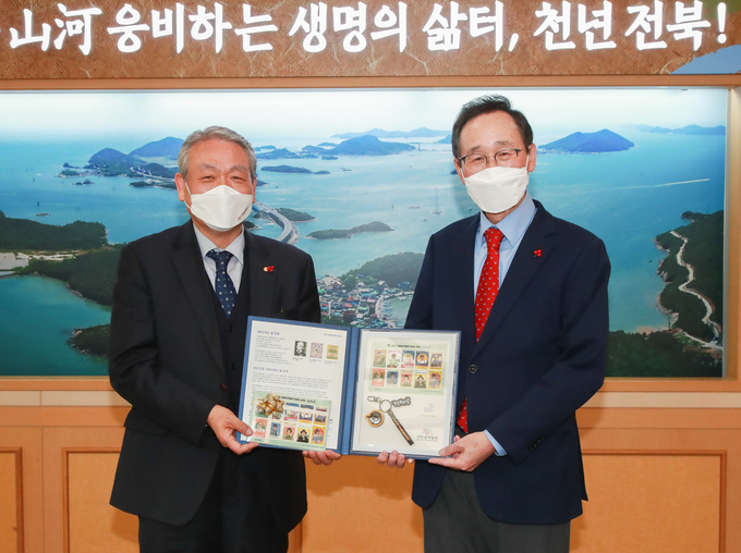 2021년도 결핵퇴치기금 마련 크리스마스씰 증정식(사진=전북도청)