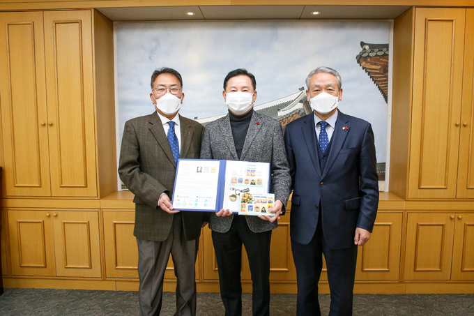 송지용 의장, 크리스마스 씰 증정(사진=전북도의회)