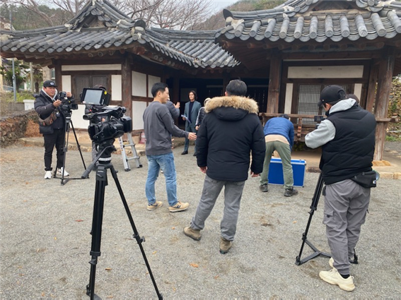 사진=여수 관광지의 아름다움을 웹드라마에 담아 매년 국내‧외 웹페스트에서 우수한 수상 실적을 거두고 있는 여수시가 지난 2일부터 7일까지 5박 6일간 일곱 번째 여수관광 웹드라마 ‘무지개’ 제작을 위해 현장 촬영을 추진했다.