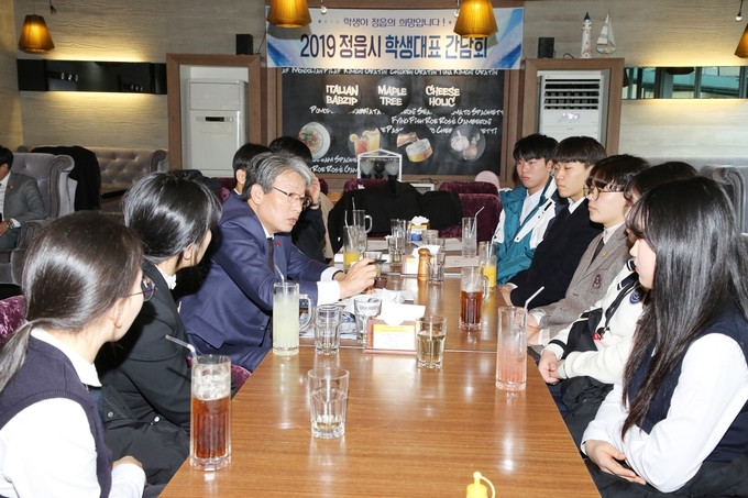 정읍시, 도내 최초 중·고교 신입생 전원에 ‘체육복’ 무상 지원-2019년 학생들과 소통간담회(사진=정읍시청)