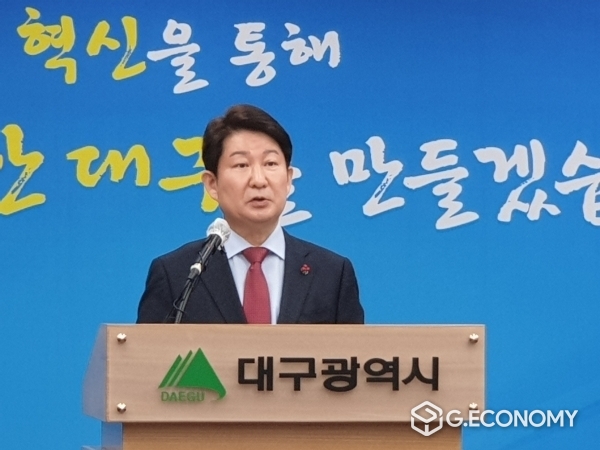 권영진 대구시장이 27일 오전 시청 본관 2층 상황실에서 개최한 송년 기자간담회에서 인사말을 하고 있다. 