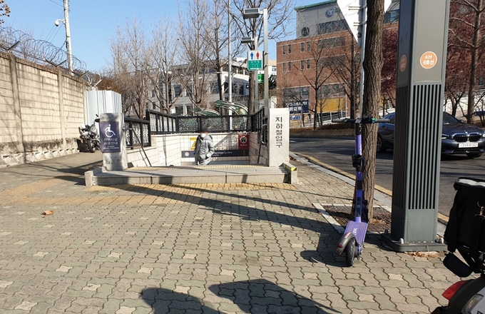22일 용산구에서 ‘지하철입구 진출입로 통행방해’ 사유로 견인업체가 촬영한 전동킥보드, 이후 견인됐다.