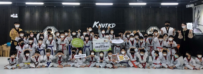 31일(금), 굿네이버스 전북지부(지부장 오아름)는 경희대박사태권도(사범 조종인)로부터 저소득 가정 아동 및 노인 지원을 위한 후원물품 라면 트리를 전달받았다. 사진은 전달식을 진행하는 모습. (사진제공=굿네이버스 전북지부)