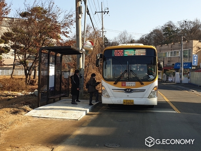 신규 설치한 승차대 