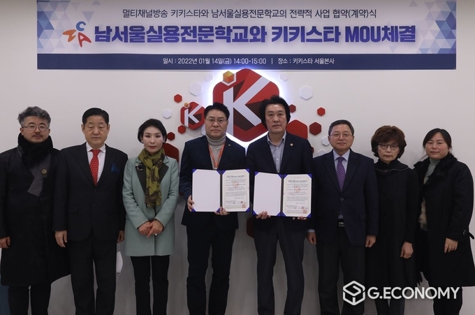 (왼쪽 네번째부터) 인창식 대표이사와 빈대욱 학장이 협약을 체결했다