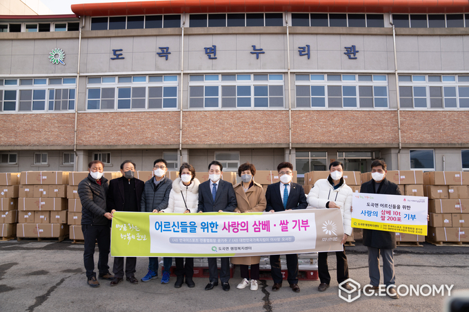 문기주 ㈔한국e스포츠진흥협회 총회장과 오서진 ㈔대한민국가족지킴이 이사장이 화순군 도곡면 누리관 앞에서 기념촬영을 하고 있다. ⓒ이창희 기자
