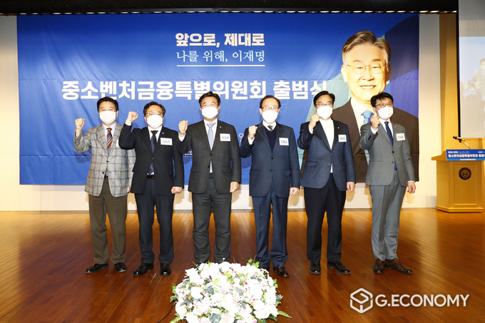 (왼쪽부터) 노웅래 의원, 이동주 공동위원장, 윤호중 원내대표, 한종관 공동위원장, 우원식 의원, 진성준 의원