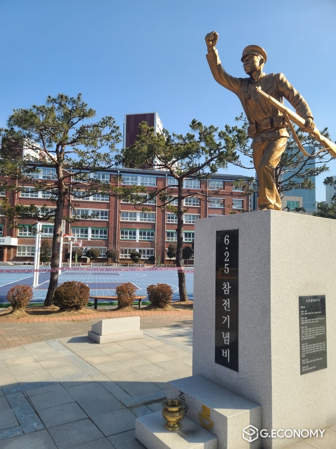 100년이 넘는 역사를 자랑하는 수원중·고등학교의 자부심이 곳곳에 묻어나는 학교 모습