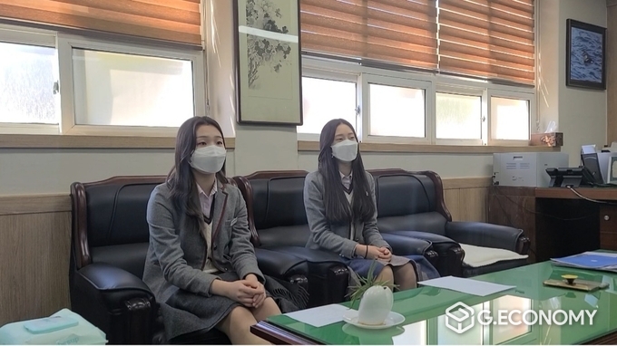 수원중·고등학교 학생들을 대표하는 수원중학교 학생회장과 부회장 학생이 직접 입학때부터 겪었던 문제점들을 토로 하고있다.