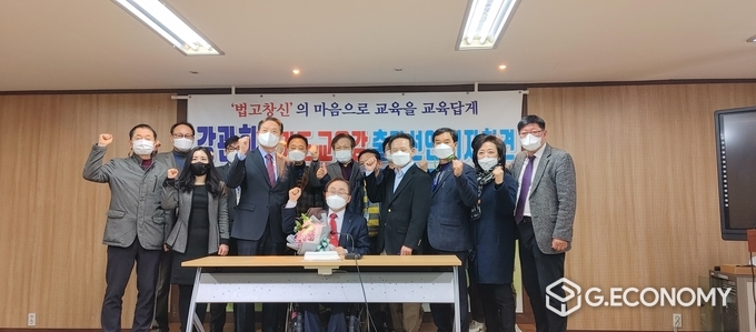 3월 2일 14시 경기도교육청 브리핑룸에서 진행된 강관희 전 경기도교육의원 출마선언 기자회견(가운데 강관희 전 경기도교육의원)ⓒ이창희 기자