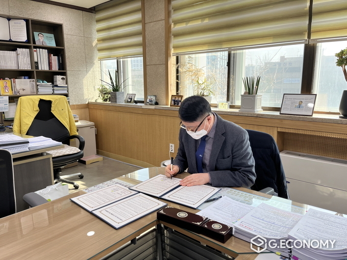 서명 중인 이춘표 부시장