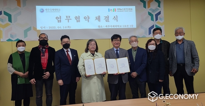 왼쪽부터 이스포츠 프롬아카데미 김소희 이사, 전통혼례 문성룡 회장, 에이치투폴로라 안동준 회장, 국제e스포츠진흥원 전옥이 이사장, 제주국제대학교 강철준 총장, 홍종현 단장, 김윤숙 사무처장, 김윤세 팀장, 김대영 기획처장 등 기념사진