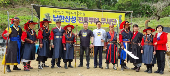 세계경제문화교류협의회와 남한산성 전통무예가 기념촬영을 하고 있다. (사진제공: 세계경제문화교류협의회)