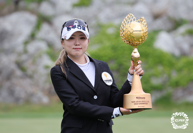 우승컵을 들어올리며 기념촬영하는 조아연(사진=KLPGA)