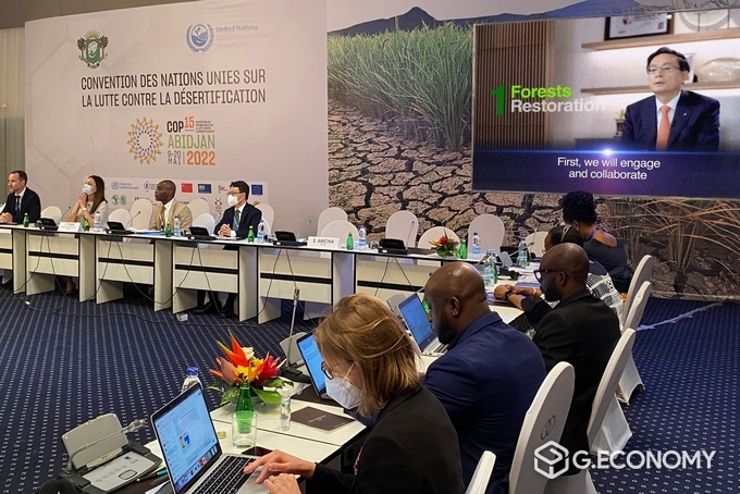 지난 10일 코트디부아르 아비장에서 열린 유엔사막화협약(UNCCD) 당사국총회(COP15)의 'Business for Land' 출범식에서 손태승 회장의 지지영상이 송출되고 있다(사진=우리금융그룹)