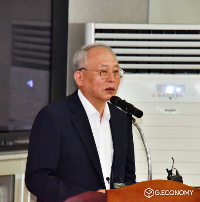 세미나에 참석한 대중골프장협회 김태영 부회장이 안용태 이사장으로부터 즉석 초청돼 연사로 나섰다