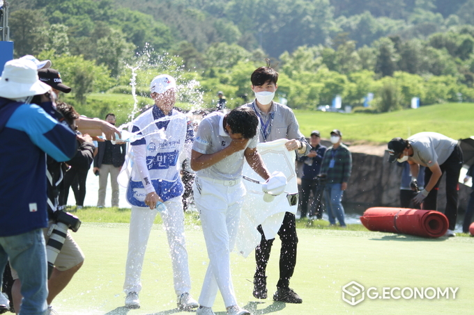 우승을 확정짓고 동료에게 축하받는 장희민