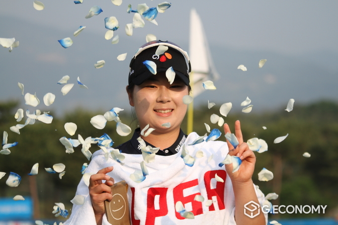 우승을 확정한 홍정민이 꽃가루 세레머니를 받고 있다.