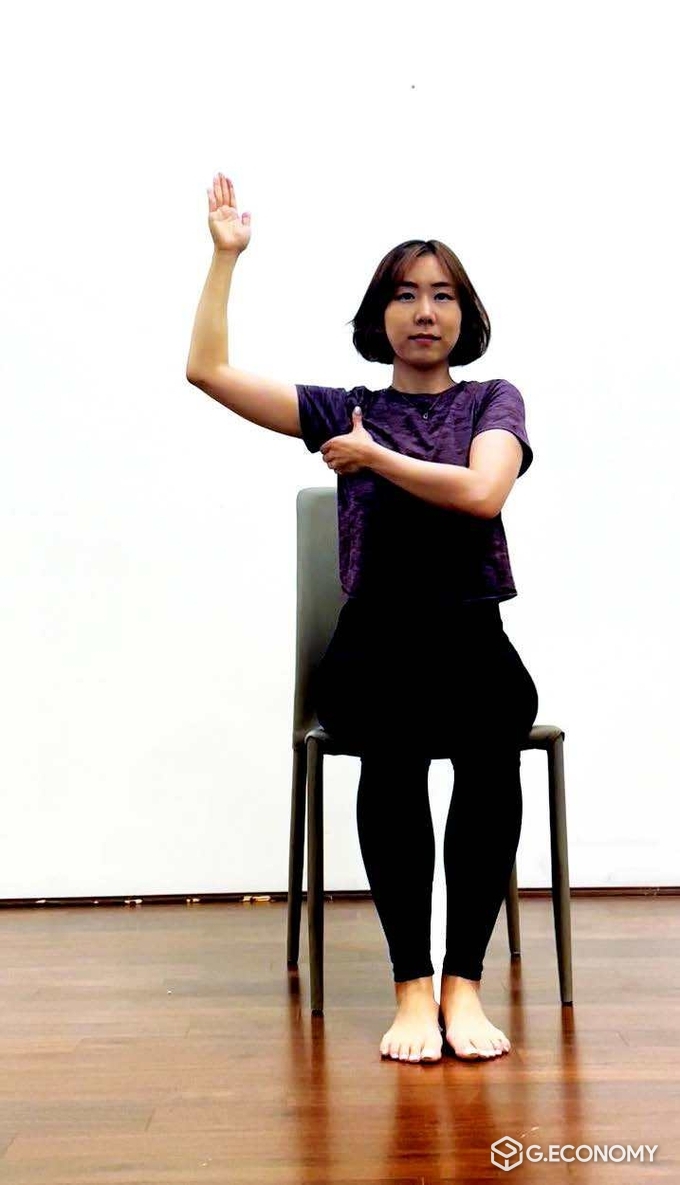 겨드랑이 밑을 천천히 주물러줘도 담이 빨리 개선되는 데 도움이 된다