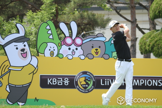 박성국이 'KB금융 리브챔피언십' 3라운드 1번홀에서 티샷하고 있다.