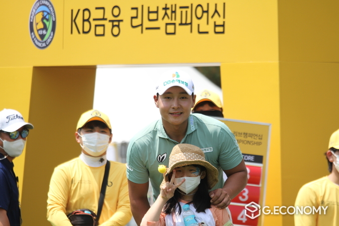 서요섭이 'KB금융 리브챔피언십 ' 3라운드 시작 전 어린이 갤러리와 함께 사진을 찍어주고 있다.