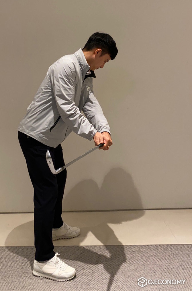 손목을 과도하게 사용한 잘못된 테이크어웨이다.