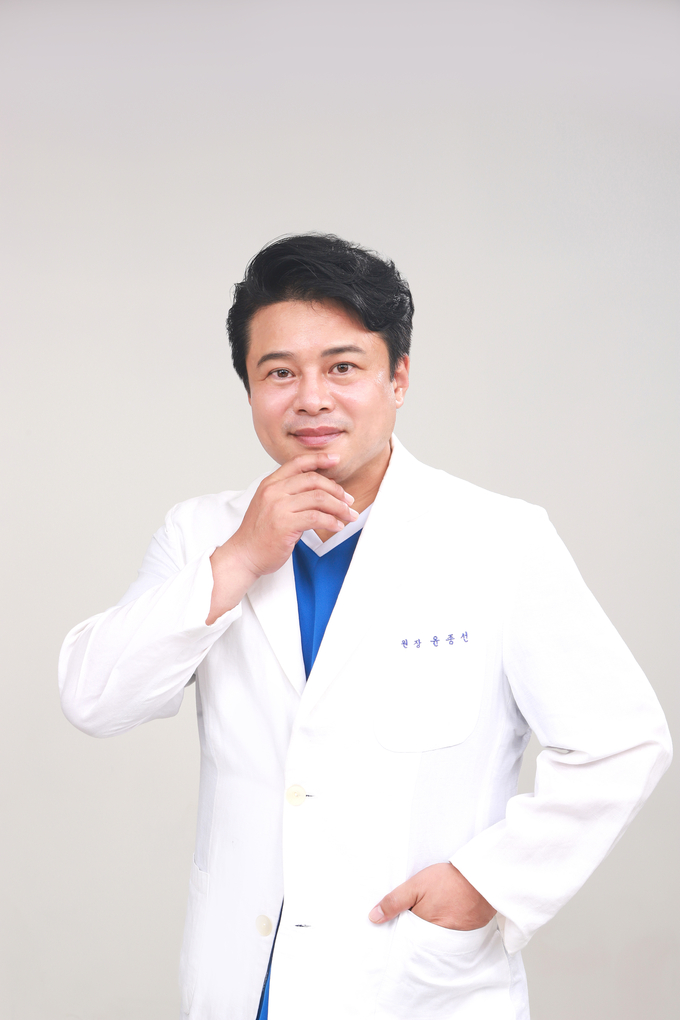 <strong>윤종선</strong> 원장<br>
•슈퍼맨비뇨기과 강남점 대표원장<br>
•비뇨기과 전문의<br>
•대한미용외과 해외 협력 이사<br>
•맨앤모델아카데미 대표<br>
•딘스클럽 임상지도의<br>
• 유튜브 채널 : ‘슈퍼맨비뇨기과’, ‘닥터성의학’<br>
•저서 : 슈퍼맨 윤샘의 중국이야기
