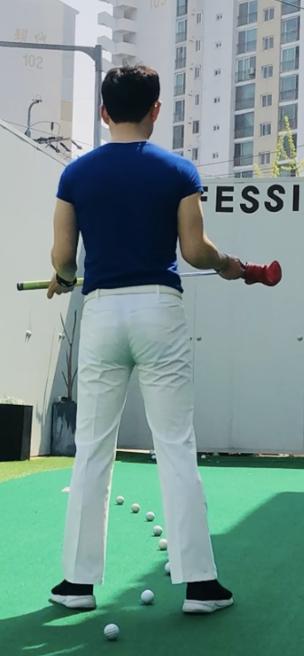 퍼트 라인을 중심으로 좌우로 다리를 벌려 선다