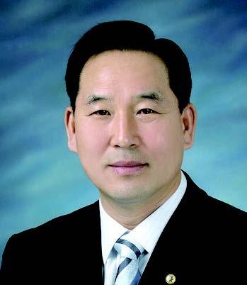 <strong>이원태</strong><br>
•대원대학교 응급구조과 겸임교수<br>
•대한인명구조협회장<br>
•사회복지학 박사<br>
•응급 구조사<br>
•골프 안전지도사<br>
•골프장(캐디) 안전 교육기관 운영<br>
•교육단체: 대한인명구조협회