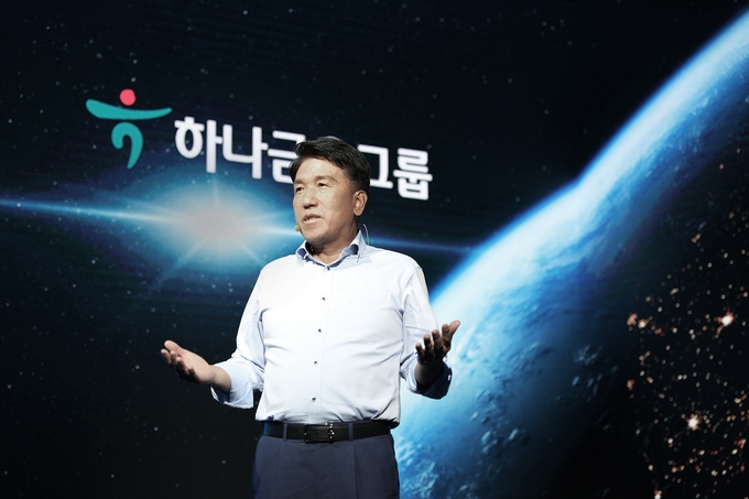 하나금융그룹은 아시아 최고 금융그룹으로의 도약을 위해 2일 오후 명동사옥에서 NEXT 2030을 위한 그룹의 새로운 비전 「하나로 연결된 모두의 금융」을 선포했다. ㅠ비전 선포식 행사에 발표자로 나선 함영주 하나금융그룹 회장이 새로운 비전과 그룹이 나아가야 할 방향에 대해 그룹 임직원들과 공유하는 시간을 갖고 있다.