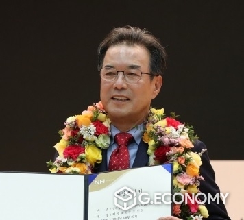 이성희 회장이 지난 2020년 1월 31일 농협중앙회장 선거에서 승리하고 당선통지서를 받아들고 있다(사진=연합뉴스)