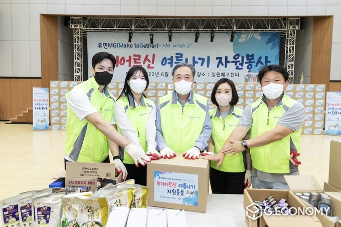 여름나기 키트를 제작하고 있는 박차훈 새마을금고중앙회장(가운데)이 봉사활동에 참여한 임직원과 기념촬영하고 있다, 새마을금고 제공