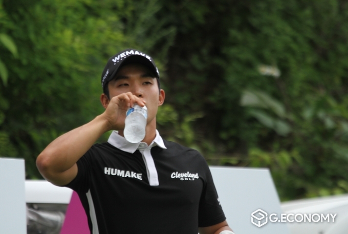 물을 마시며 목을 축이는 정태양