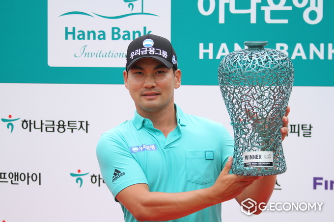 우승컵을 들어올리고 포즈를 취하는 이준석