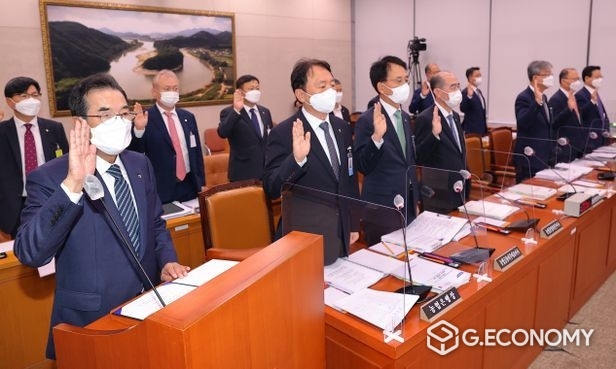 (왼쪽부터) 이성희 농업협동조합중앙회장, 정영채 NH투자증권 대표이사, 권준학 NH농협은행장, 손병환 농협금융지주 회장, 유찬형 농협중앙회 전무이사, 장철훈 농협경제지주 농업경제대표이사, 김태환 농협경제지주 축산경제대표이사, 이재식 농협 상호금융대표이사가 지난해 10월 15일 서울 여의도 국회에서 열린 농협중앙회, 농협경제지주, 농협금융지주, 농협은행 등에 대한 국정 감사에서 증인선서를 하고 있다(사진=국회사진기자단)