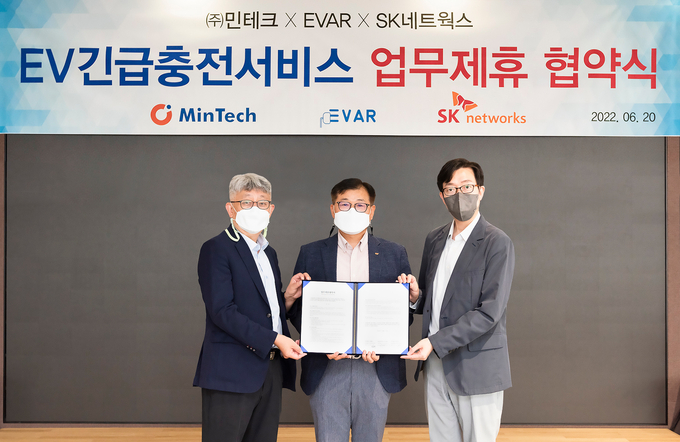 스피드메이트-민테크-에바 업무제휴 협약식에서 스피드메이트 장영욱 사업부장(가운데)과 민테크 홍영진 대표(좌) 에바 이훈 대표(우)가 협약식 기념사진을 촬영하고 있다.