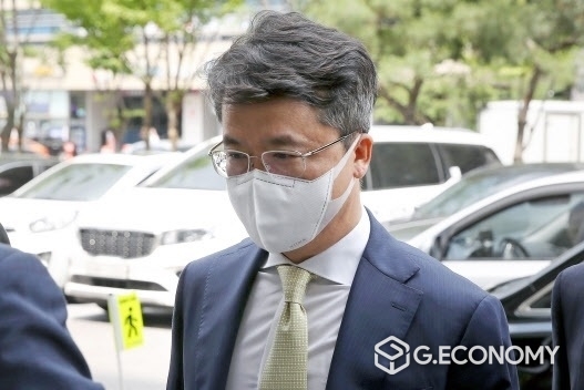 경쟁사 BBQ 내부 전산망에 불법 접속했다는 혐의로 재판에 넘겨진 박현종 bhc그룹 회장이 8일 오후 서울 송파구 서울동부지방법원에서 열린 정보통신망이용촉진 및 정보보호에 관한 법률 위반 혐의 1심 선고공판에 출석하고 있다(사진=한국경제)