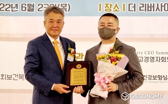 박형민 코리아결제시스템㈜ 대표(오른쪽)가 한중의료우호협회 홍민철 상임대표와 기념촬영을 하고 있다. ⓒ이창희 기자 2022.06.23